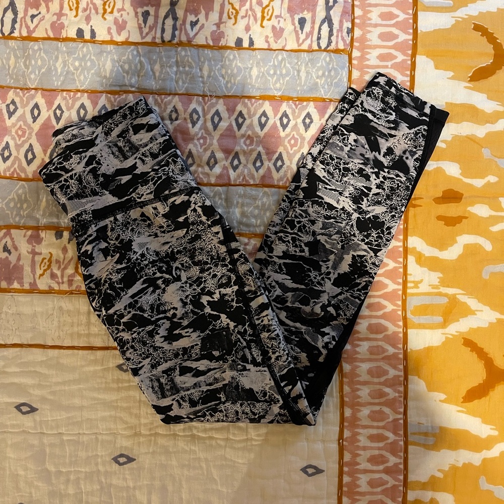 LULULEMON size 4 black & white patterned leggings